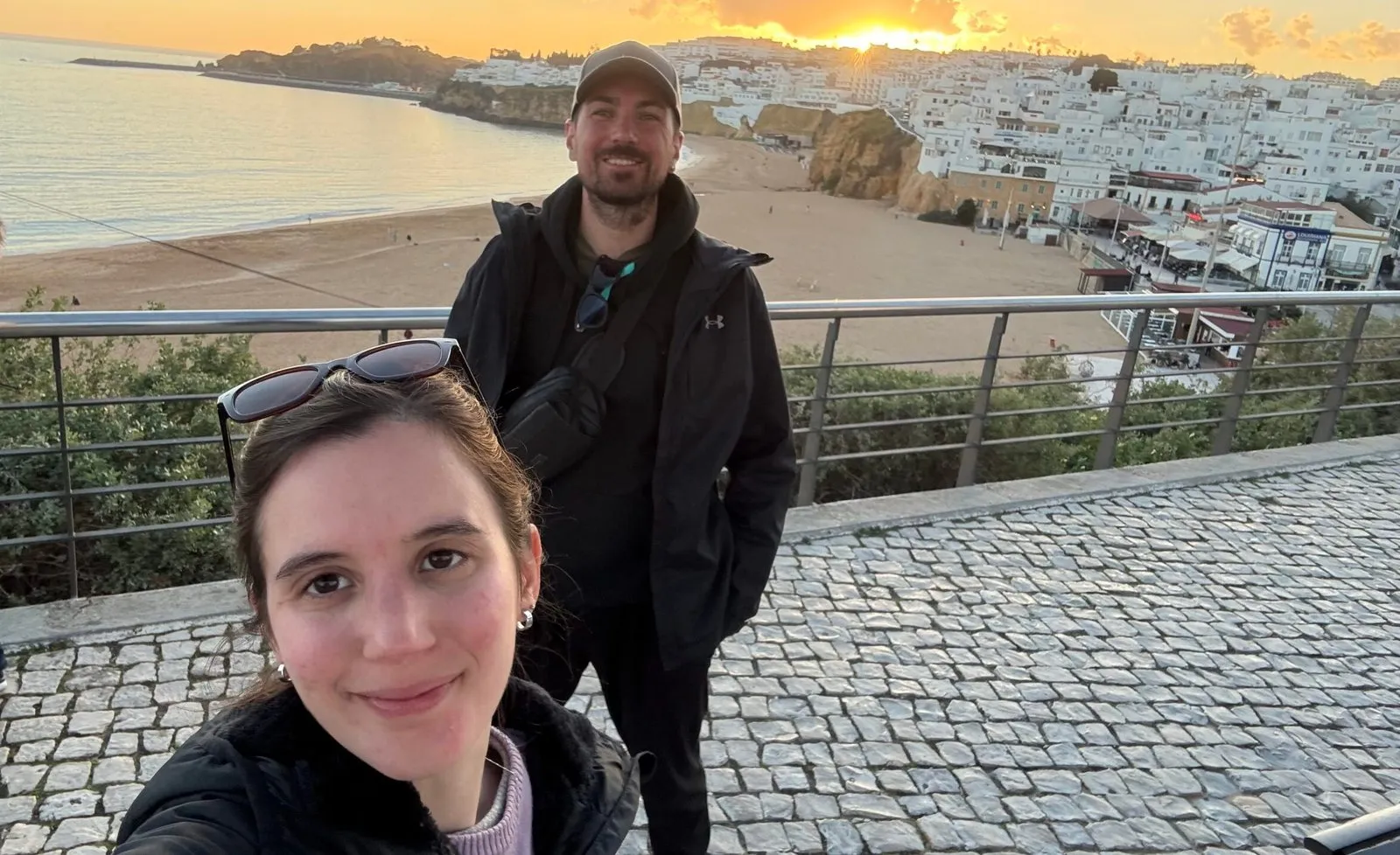 Mochileros caminando por una calle europea con sus mochilas de viaje
