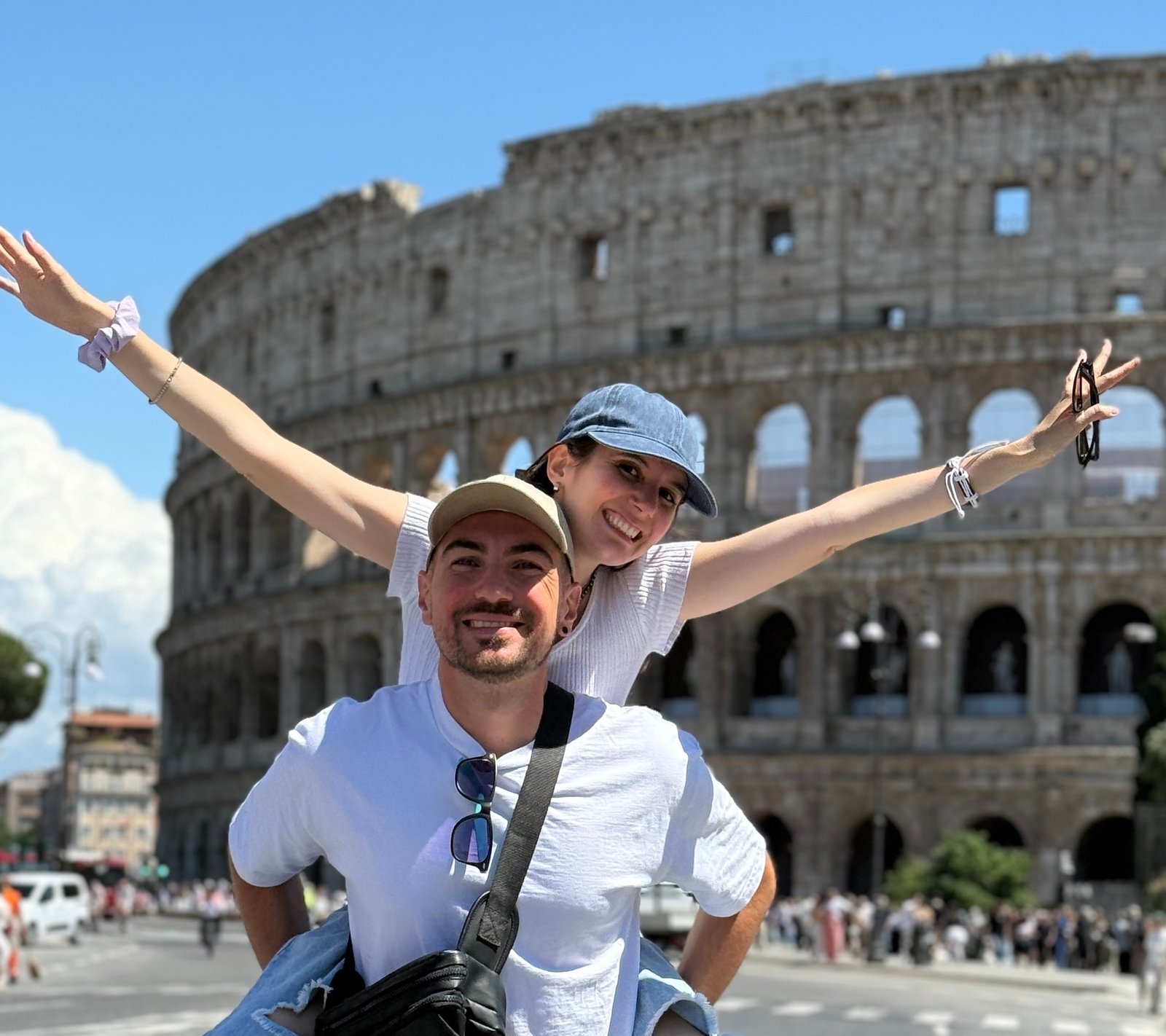 Bere y Mati frente al Coliseo Romano en Roma