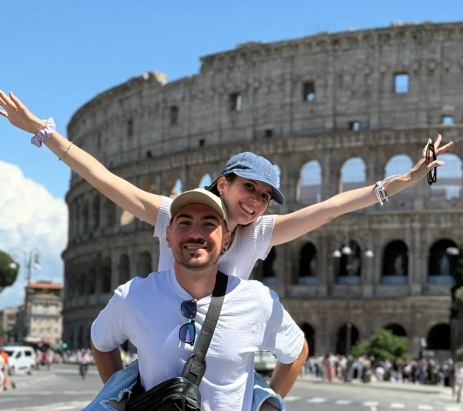 Bere y Mati frente al Coliseo Romano en Roma