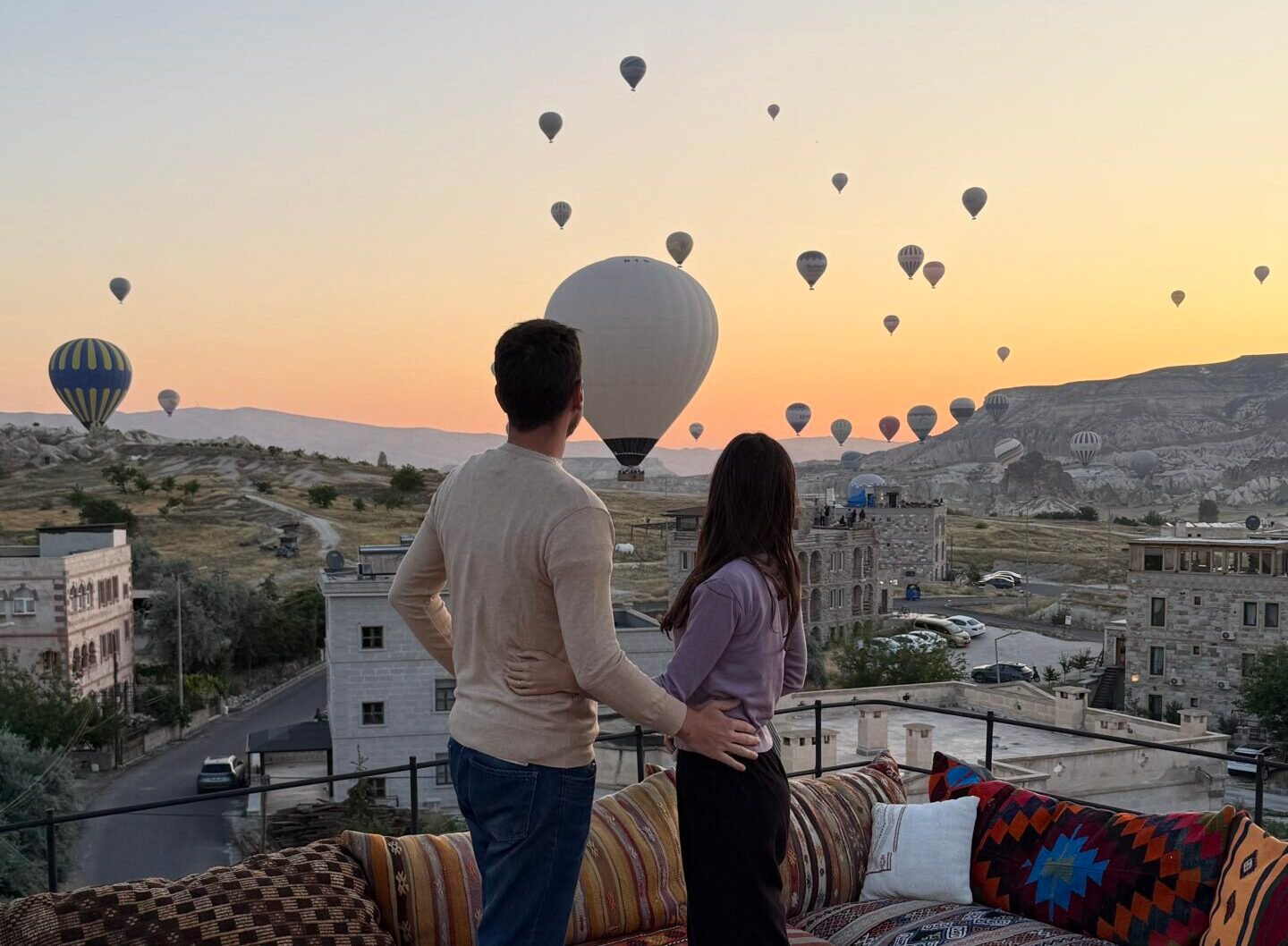 Vista panorámica de globos aerostáticos volando sobre los valles de Capadocia al amanecer