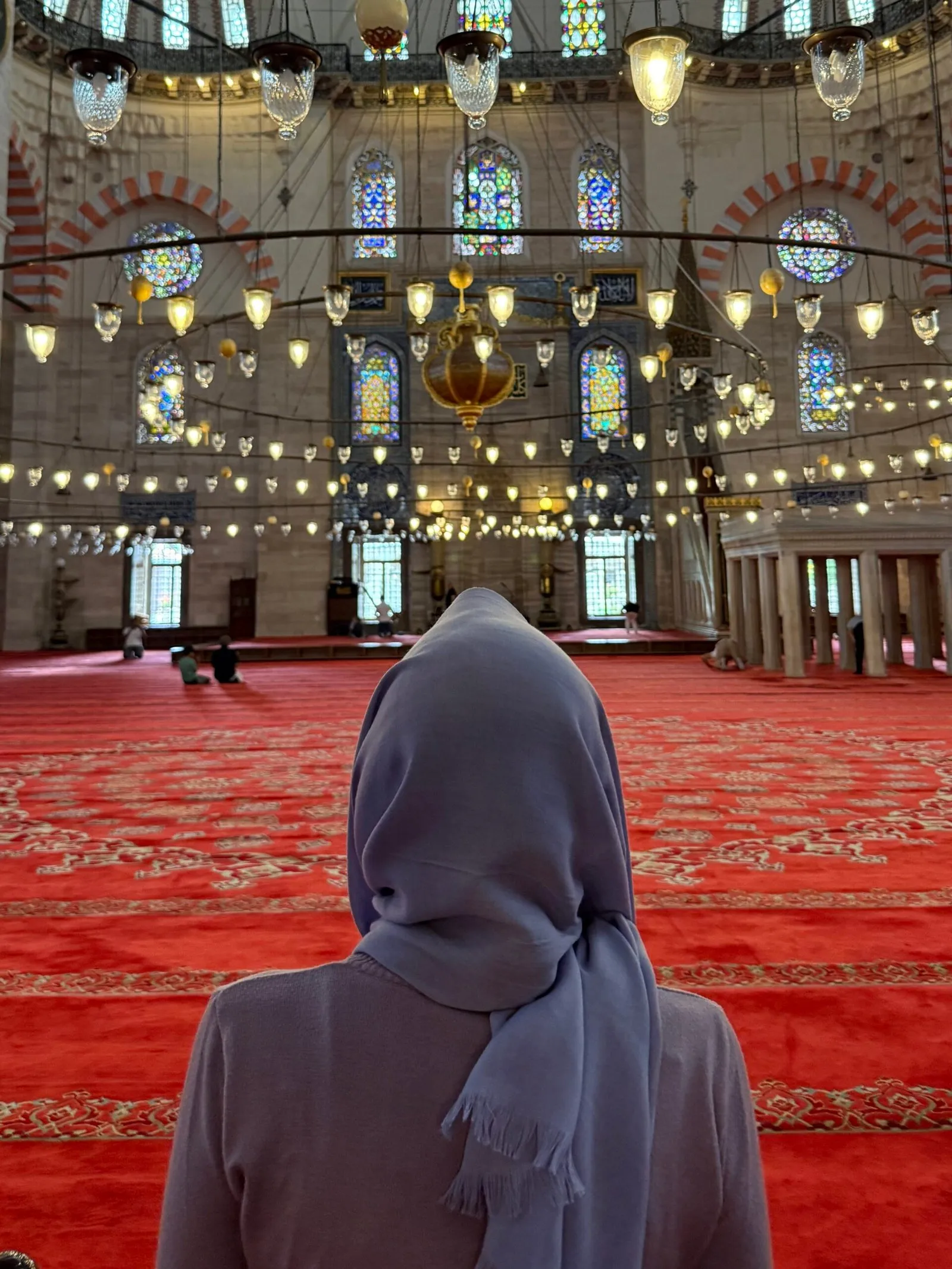 Interior de una mezquita en Estambul con su cúpula decorada y arcos de piedra