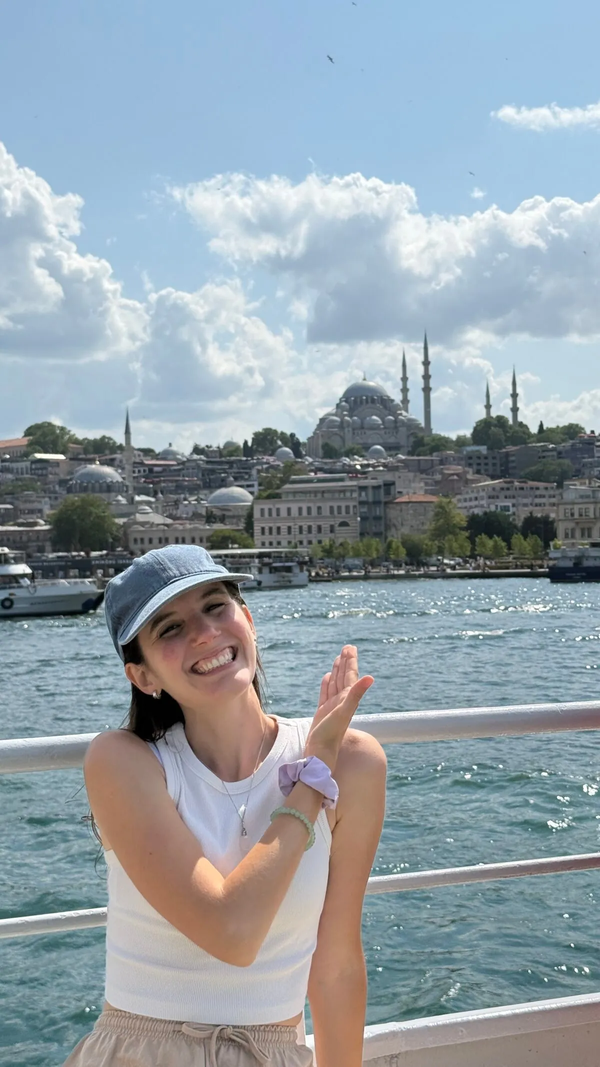 Paseo en barco por el estrecho del Bósforo con la costa de Estambul de fondo