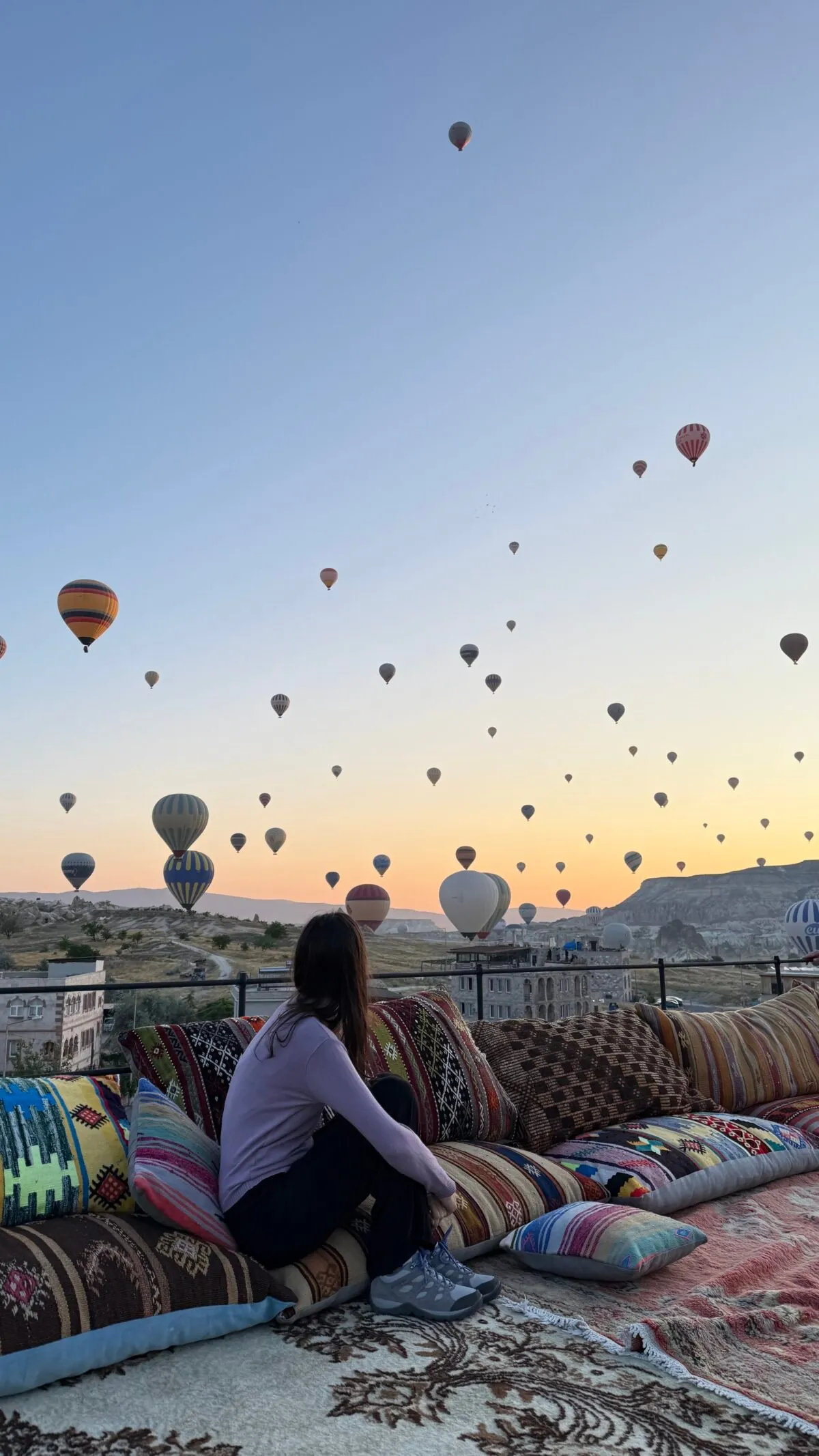 Terraza del hotel en Capadocia con vista a los globos aerostáticos al amanecer