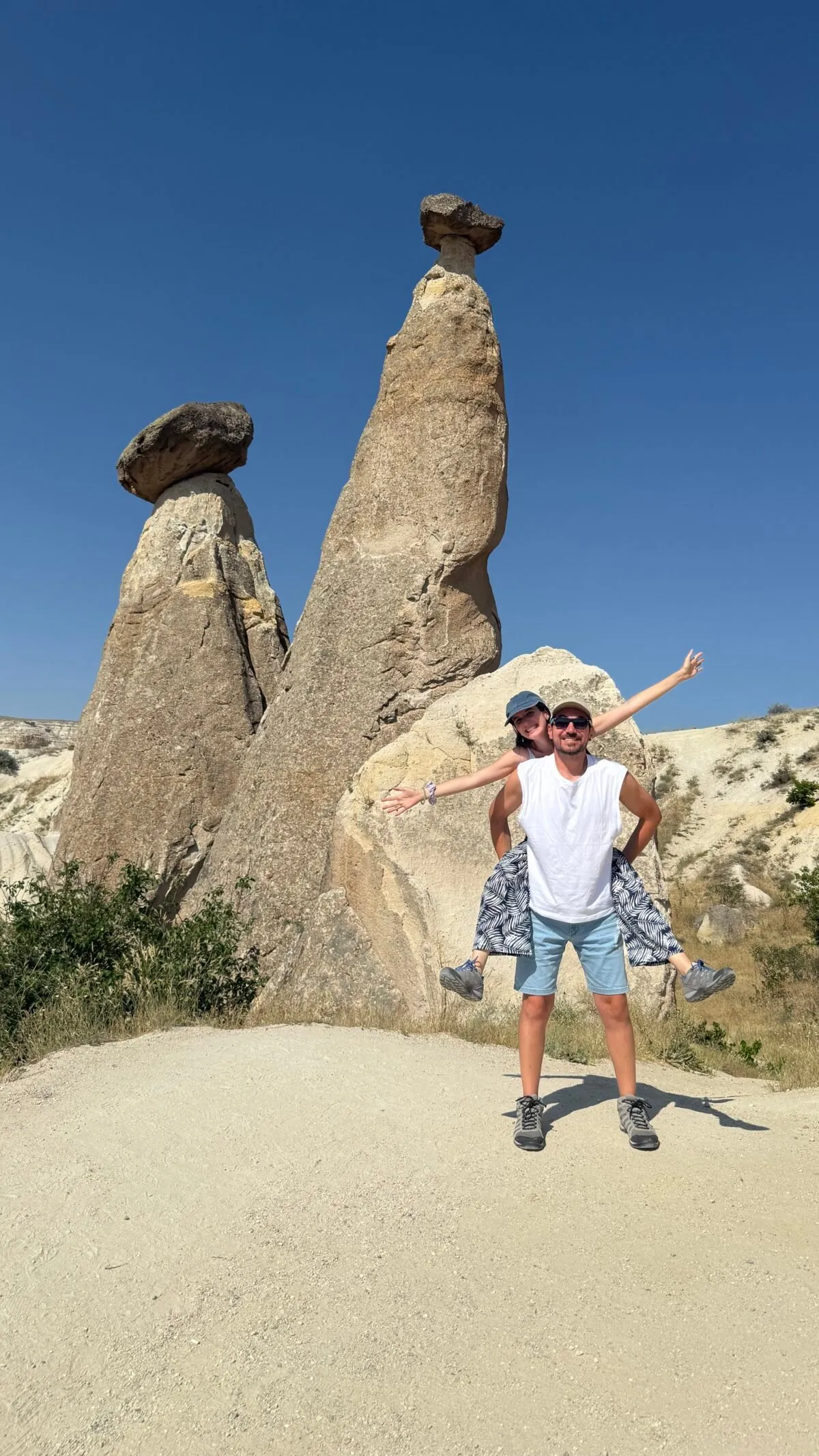 Formaciones rocosas de “chimeneas de hadas” en uno de los valles de Capadocia