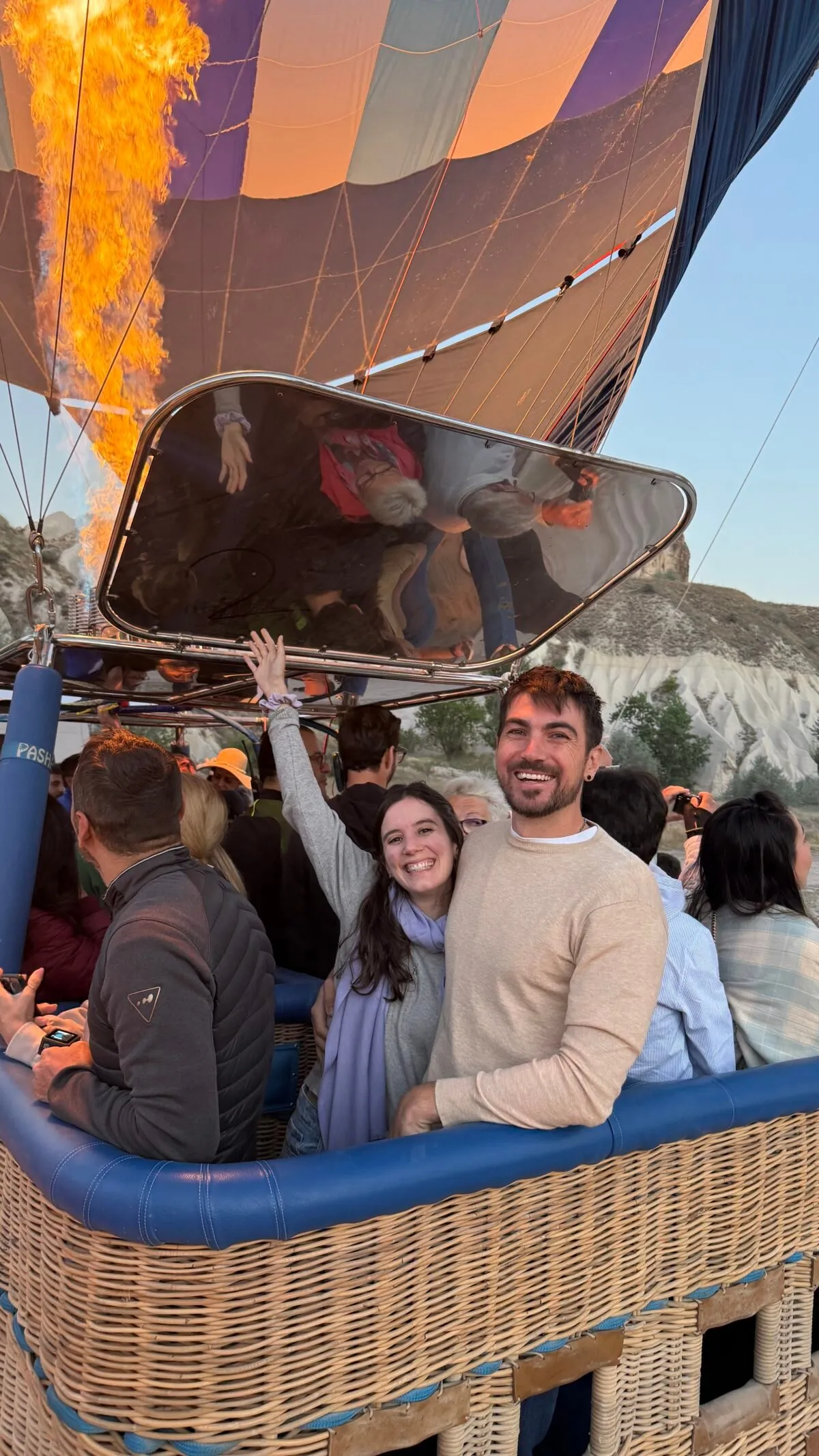 Globos aerostáticos despegando al amanecer sobre Capadocia